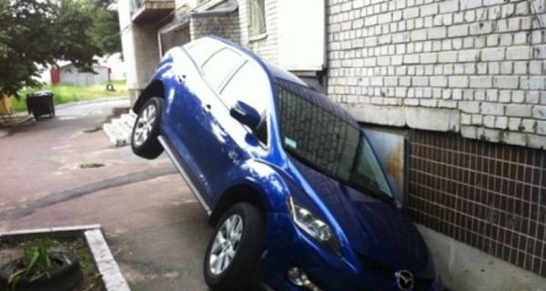 В Киеве девушка припарковала свой джип в подвал многоэтажки