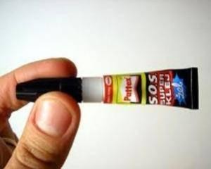 Жительница Новой Зеландии нечаянно заклеила себе рот суперклеем