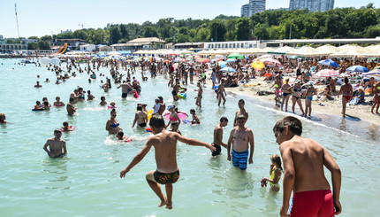 В Одессе от жары спасаются на пляжах 