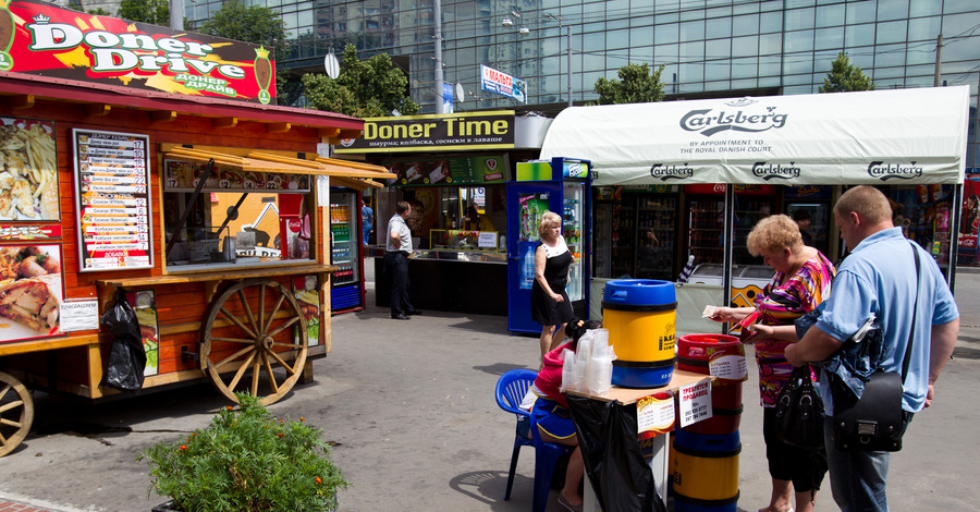 В Киеве запрещают все торговые лотки и палатки