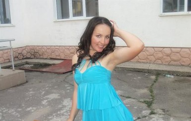 Под Николаевом толпа людей взламывает двери милиции и кричит: 