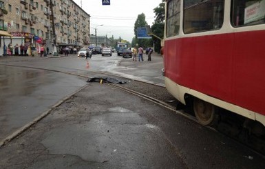 В Днепропетровске трамвай насмерть задавил женщину