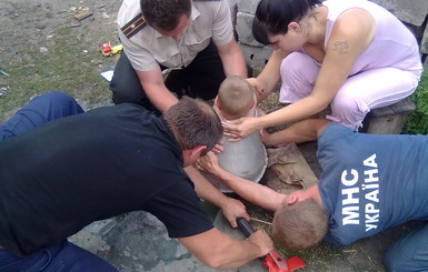 Харьковские спасатели вытащили застрявшего в бидоне малыша