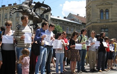 Львовянин на пикете в поддержку жертвы правоохранителей во Врадиевке: 