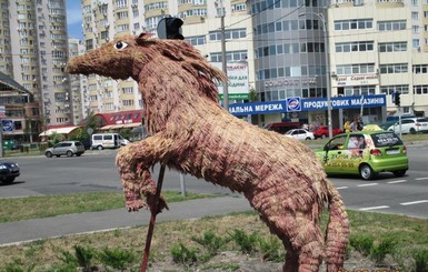 В Киеве появились конь и белка из сена