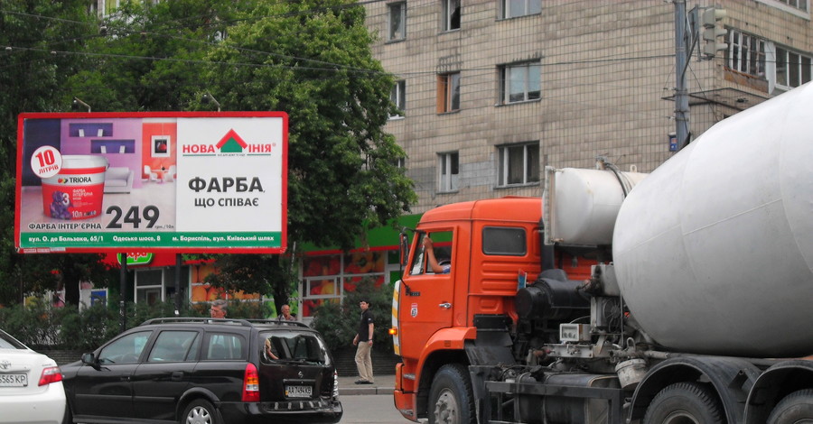 В Киеве бетономешалка столкнулась с легковушкой