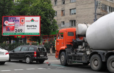 В Киеве бетономешалка столкнулась с легковушкой