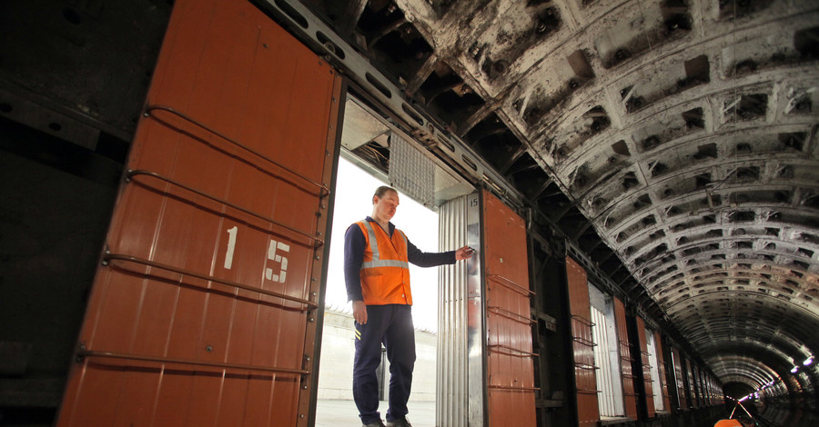 В киевском метро поставят стеклянные стены от самоубийц