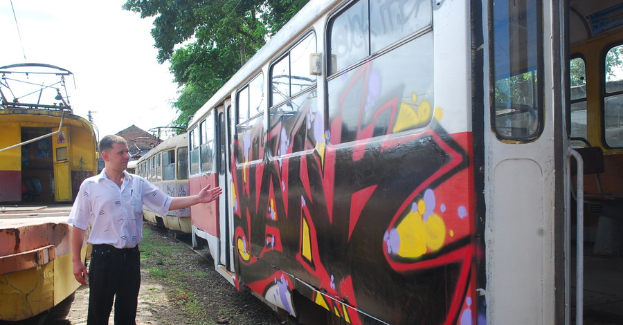 Граффитчики атаковали трамвайное депо