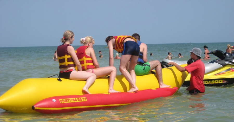 Опасные морские развлечения: Переполненные катера, нелегальные бананы и гидроциклы без номеров