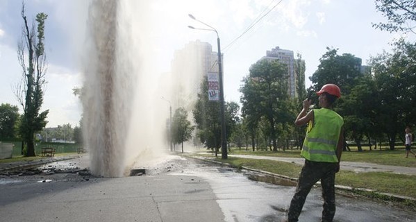 Киевляне о гейзере горячей воды посреди дороги: 