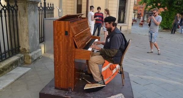 Бездомный львовянин стал звездой, устроив концерт на рояле в центре города
