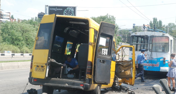 В Запорожье водителя троллейбуса от смерти спало лишь то, что он успел взобраться на крышу
