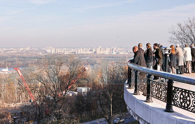 Смотровую площадку в Киеве признали опасной для жизни