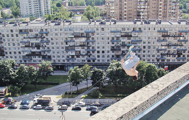 Паркурщик погиб, исполняя трюк на краю 16-этажки 