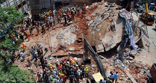 В Индии рухнувших отель похоронил под обломками десятерых