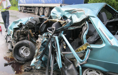 На волынской трассе легковушка въехала в фуру: погибла женщина с двумя дочерьми