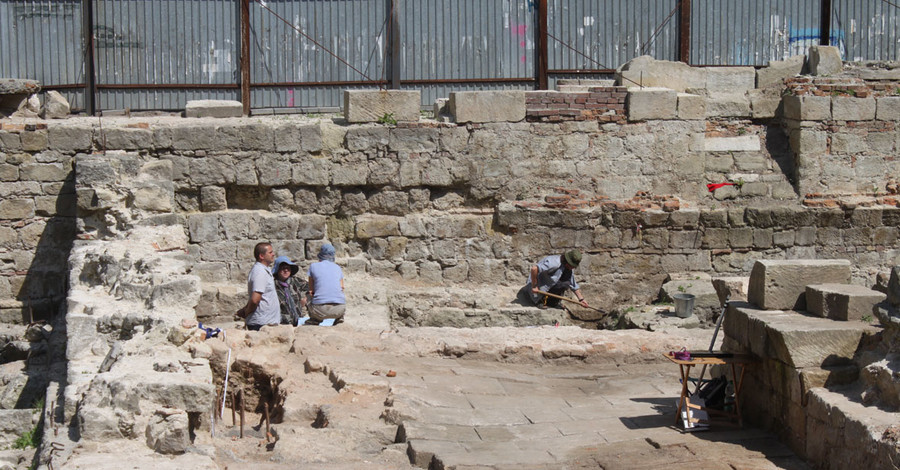 В центре раскопали остатки древней городской стены