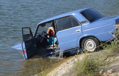 В Крыму автомобиль рухнул в воду: двое утонули
