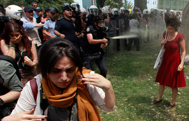 В Турции наградили полицейских, ударно разгонявших демонмстрантов