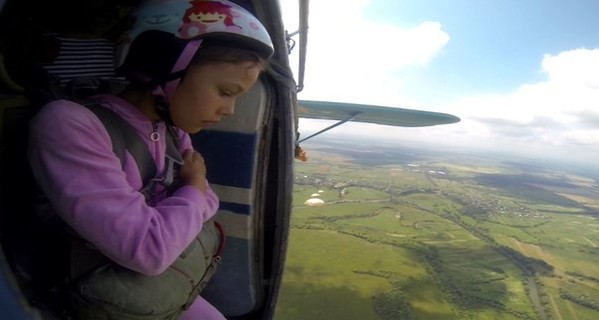 10-летняя львовянка прыгнула с парашютом с 800-метровой высоты