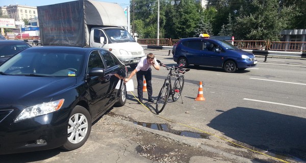 В Киеве из-за машины Академии прокуратуры пострадал велосипедист