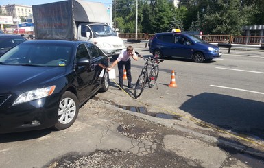 В Киеве из-за машины Академии прокуратуры пострадал велосипедист