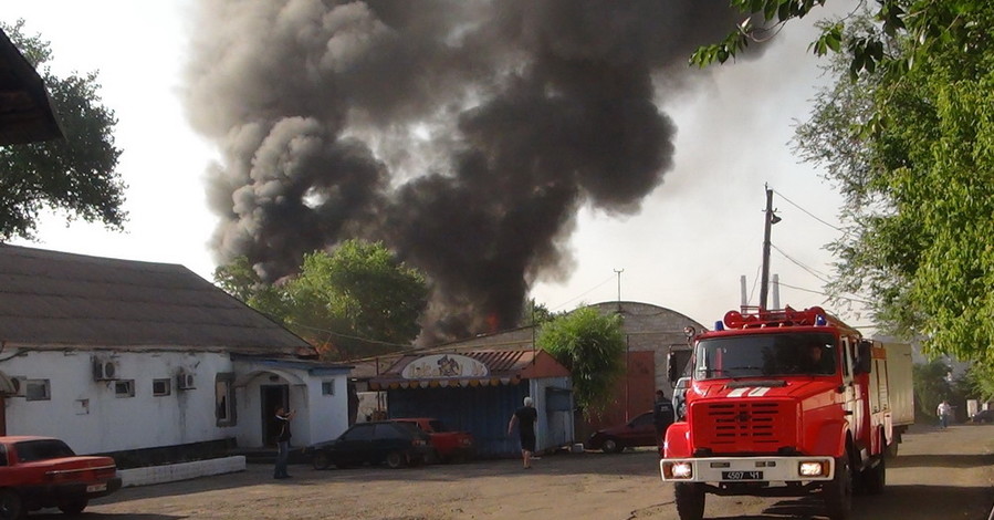 Крупный пожар на складе с дровами перепугал весь Мариуполь