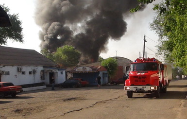 Крупный пожар на складе с дровами перепугал весь Мариуполь
