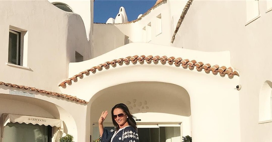 Ротару отдыхает на Сардинии в дорогих вышиванках