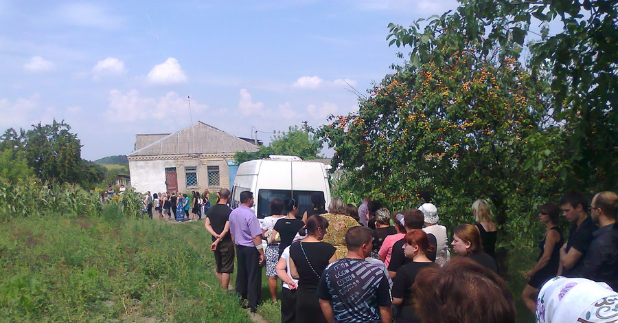 22-летнюю модель из Днепропетровщины  Оксану Сафину хоронили в закрытом  гробу