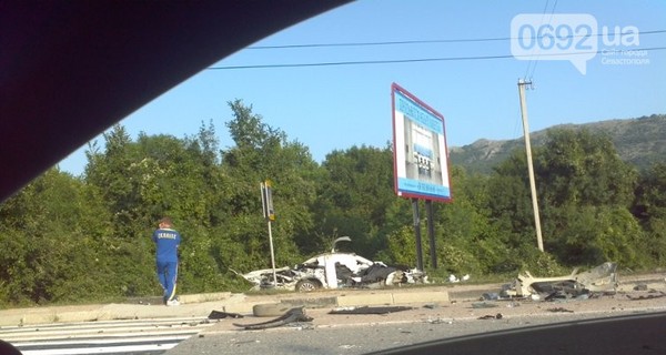 В Крыму рейсовый автобус столкнулся с легковушкой. Возможны жертвы 