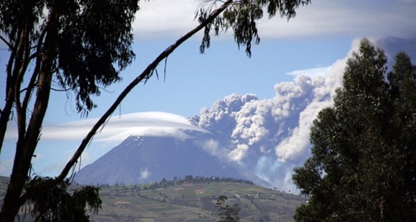 Жители Эквадора эвакуируются из-за ожившего вулкана Тунгурауа 