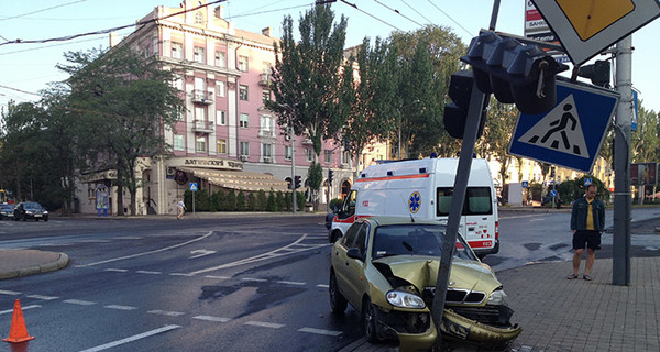 ДТП в Донецке: Daewoo Lanos не разминулся со 