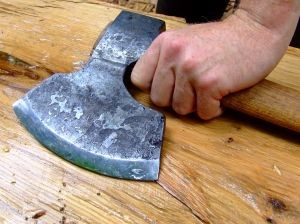 В Черновицкой области мужчина напал на милиционера с топором