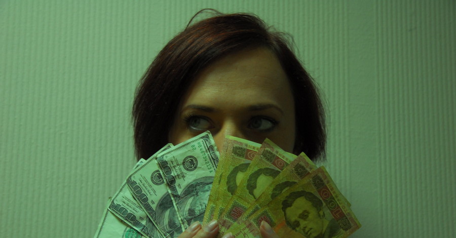 Украинцы несут гривну в банки