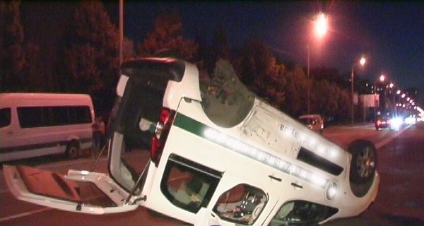 В Киеве две дамы на "Лексусе" перевернули "Ситроен" вверх тормашками