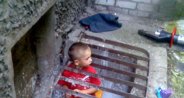 5-летний малыш стал узником оконной решетки