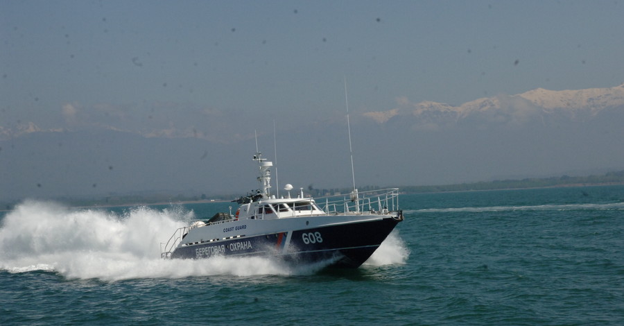 В Азовском море российский катер раздавил лодку с пятью украинцами на борту 