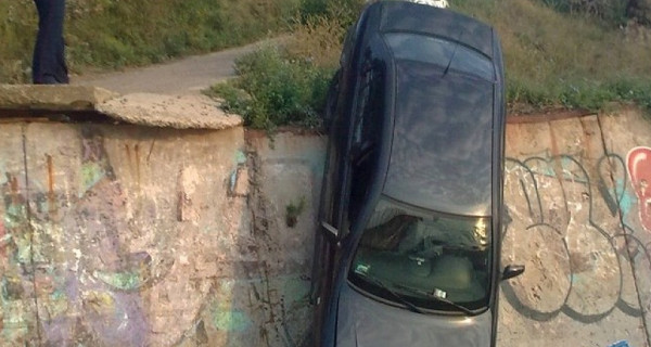 Необычная парковка по-одесски: ставим авто вертикально 