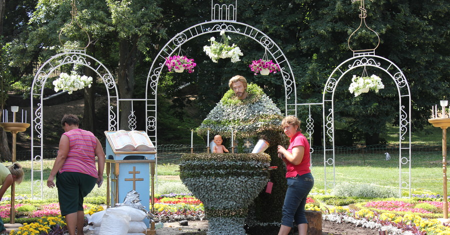 На Печерске покажут таинство крещения из цветов 