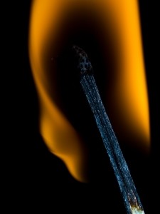 Ночью в Харькове горела пятиэтажка: спасатели эвакуировали жителей дома