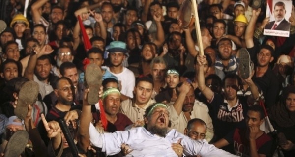 В центре Каира протестующие забросали друг друга камнями: есть раненые