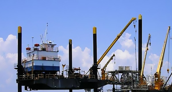 С нефтяной платформы в Мексиканском заливе эвакуированы 44 человека