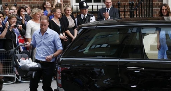 Герцог и герцогиня Кембриджские вместе с новорожденным сыном покинули Кенсингтонский дворец