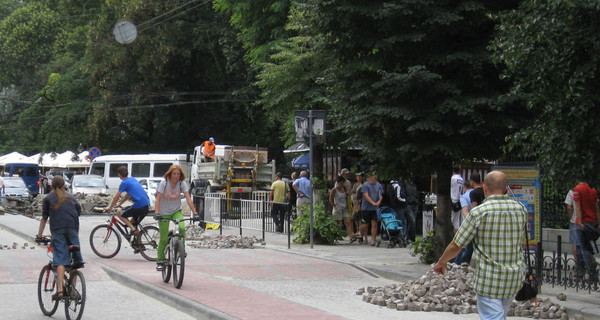 В конце июля откроют модную велодорожку на улице Сечевых Стрельцов