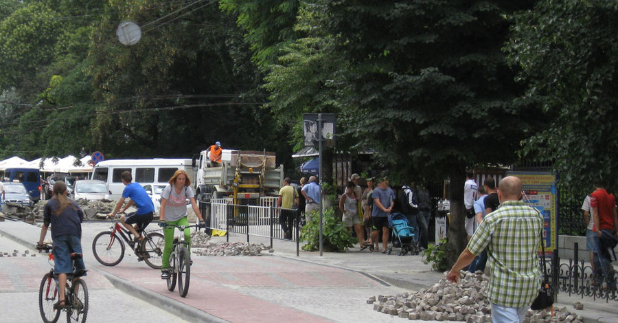 В конце июля откроют модную велодорожку на улице Сечевых Стрельцов