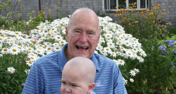 Джордж Буш-старший побрился налысо ради детей 