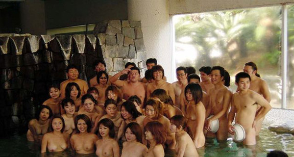 Голая правда: китайские выпускники массово обнажились в знак протеста 