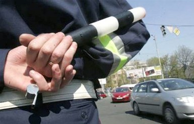 На Львовщине водитель заблокировался в своей машине - лишь бы не платить штраф ГАИ